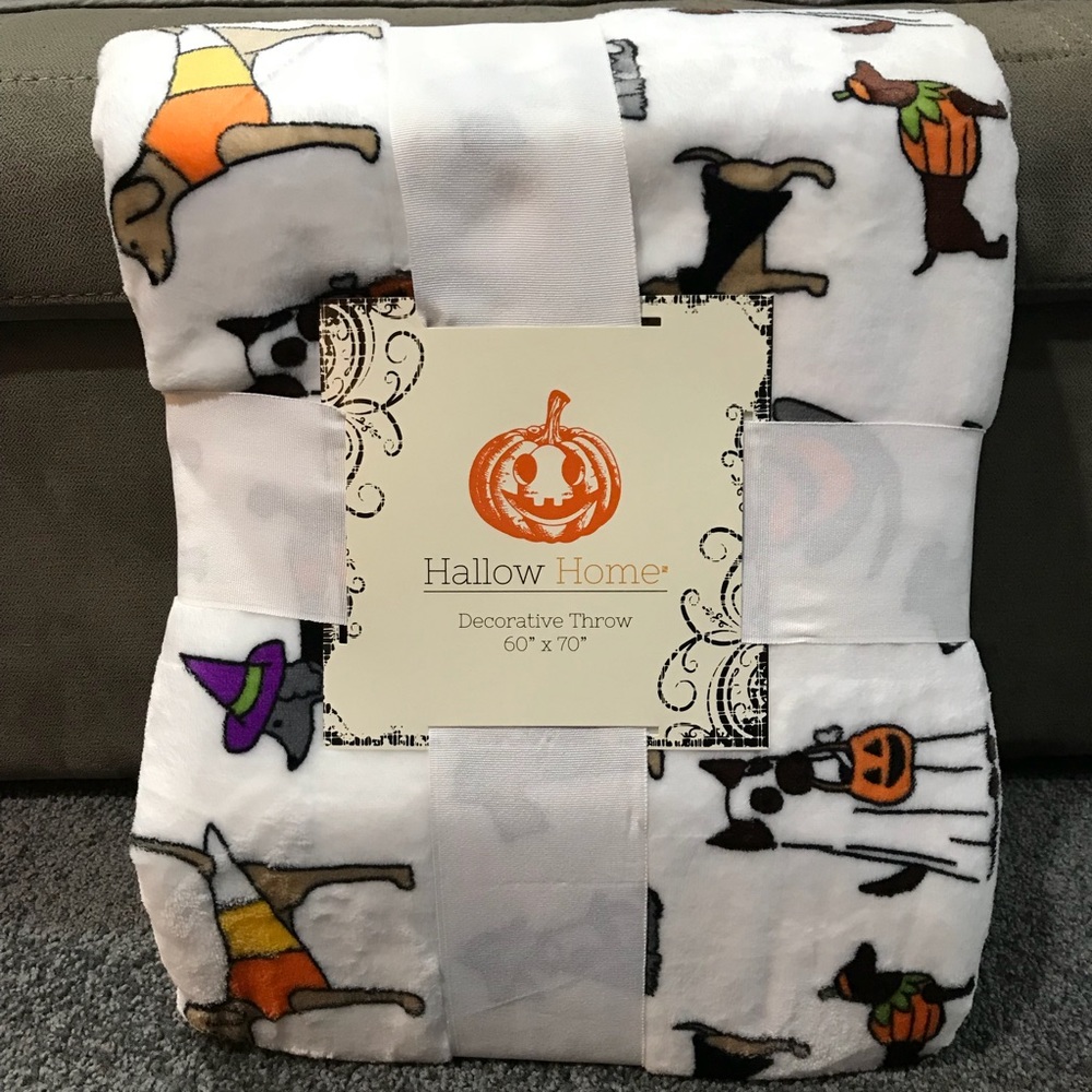 Hallow Home Halloween Dog in costume Throw